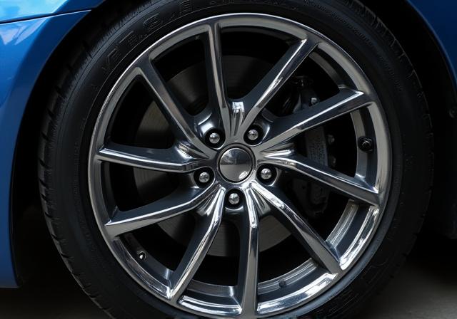 Lo stesso cerchione pulito e brillante dopo il detailing.